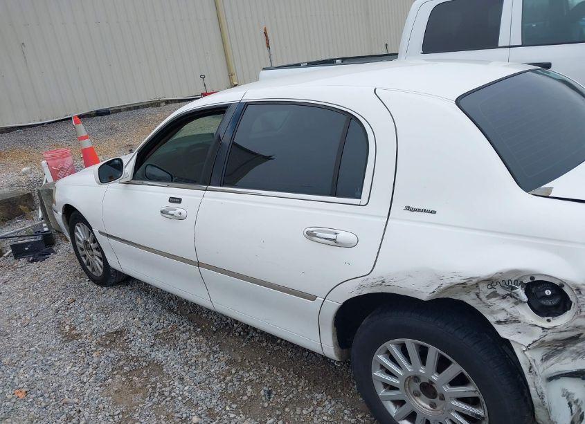 Photo 14 of 2005 Lincoln Town CAR SIGNATURE (VIN 1LNHM81W25Y622399)