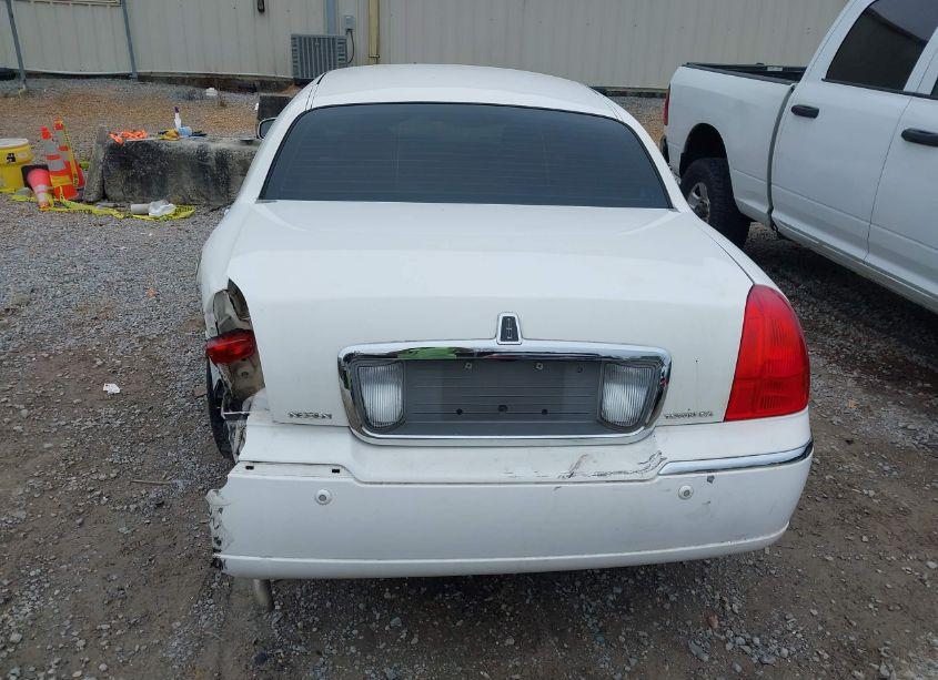 Photo 16 of 2005 Lincoln Town CAR SIGNATURE (VIN 1LNHM81W25Y622399)