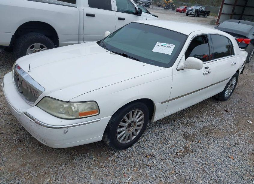 Photo 2 of 2005 Lincoln Town CAR SIGNATURE (VIN 1LNHM81W25Y622399)