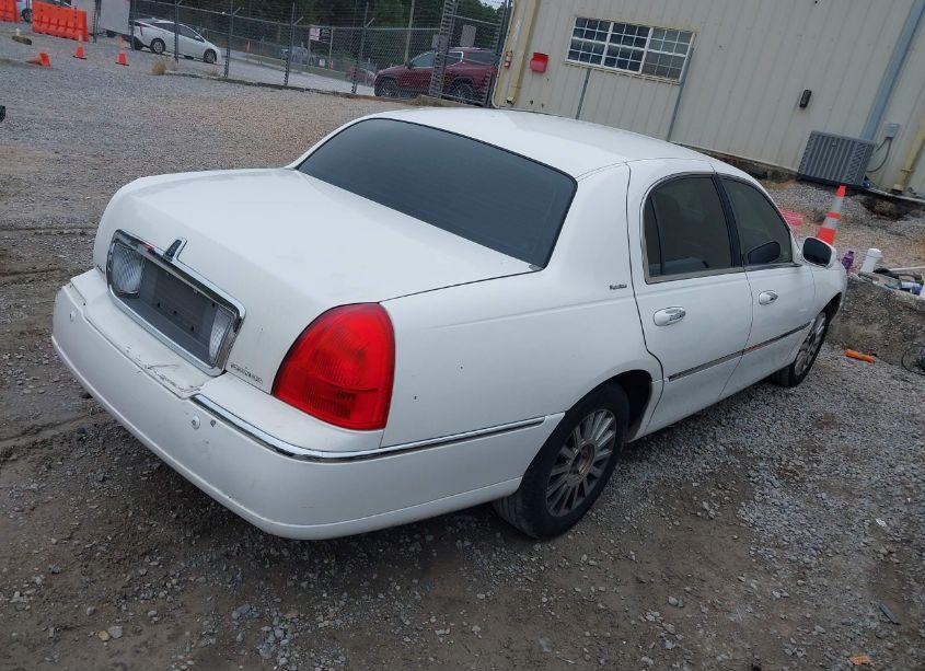 Photo 4 of 2005 Lincoln Town CAR SIGNATURE (VIN 1LNHM81W25Y622399)