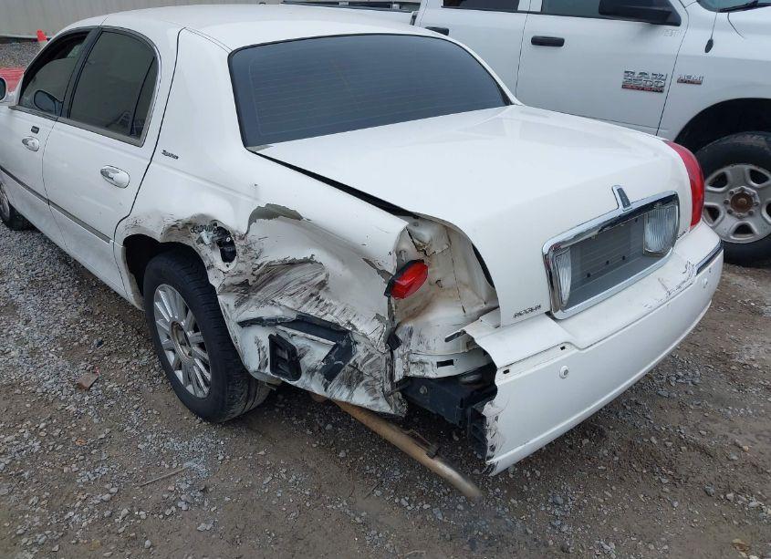 Photo 6 of 2005 Lincoln Town CAR SIGNATURE (VIN 1LNHM81W25Y622399)