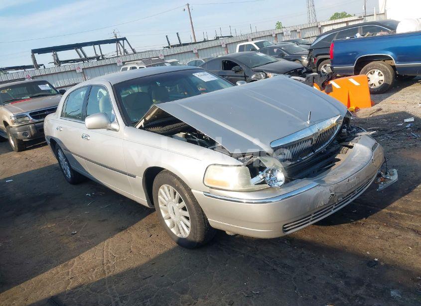 2005 Lincoln Town CAR SIGNATURE (VIN 1LNHM81W25Y622466) main photo