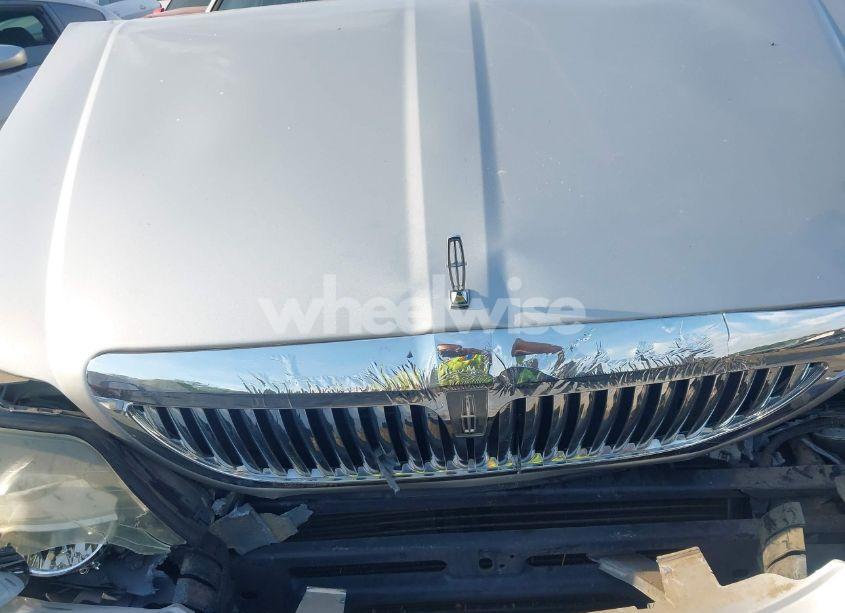 Photo 10 of 2005 Lincoln Town CAR SIGNATURE (VIN 1LNHM81W25Y622466)