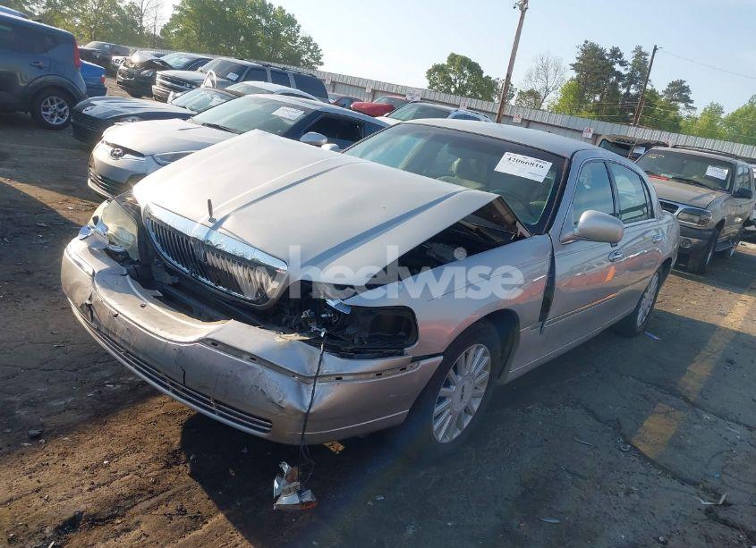 Photo 2 of 2005 Lincoln Town CAR SIGNATURE (VIN 1LNHM81W25Y622466)