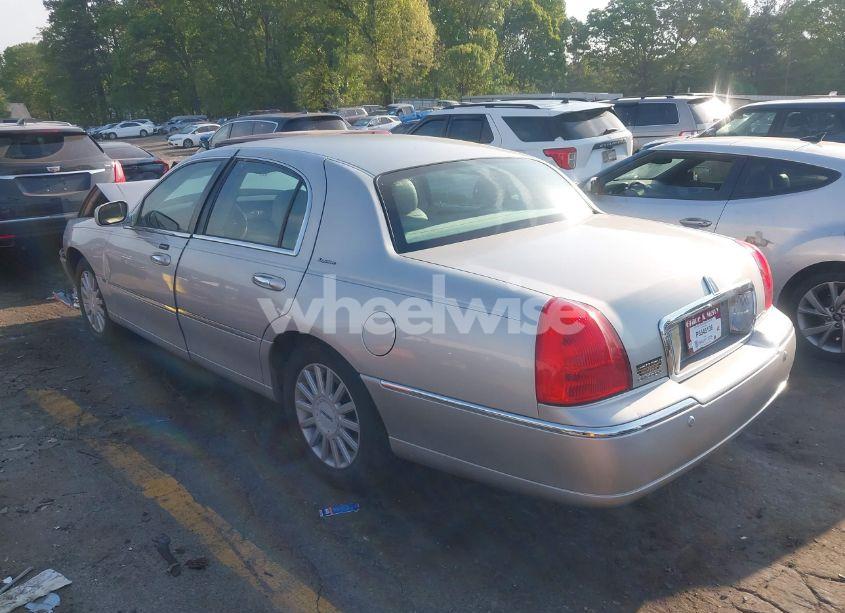 Photo 3 of 2005 Lincoln Town CAR SIGNATURE (VIN 1LNHM81W25Y622466)