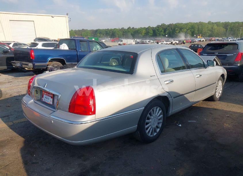 Photo 4 of 2005 Lincoln Town CAR SIGNATURE (VIN 1LNHM81W25Y622466)