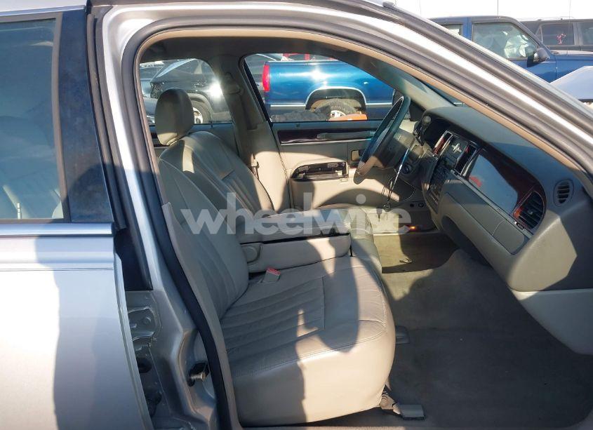 Photo 5 of 2005 Lincoln Town CAR SIGNATURE (VIN 1LNHM81W25Y622466)