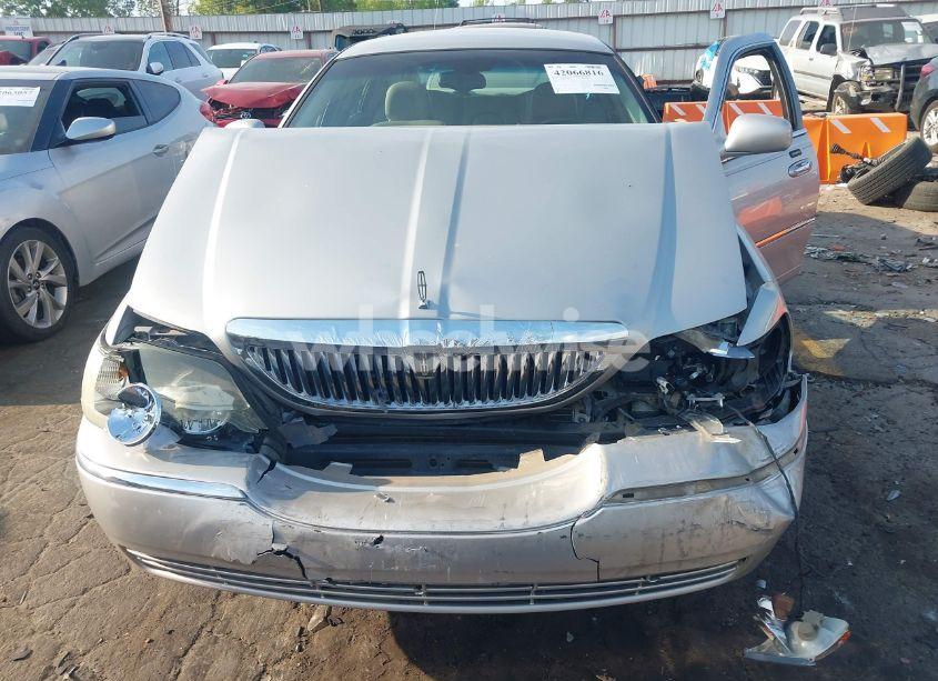 Photo 6 of 2005 Lincoln Town CAR SIGNATURE (VIN 1LNHM81W25Y622466)