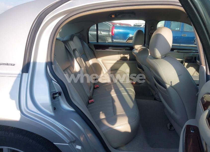 Photo 8 of 2005 Lincoln Town CAR SIGNATURE (VIN 1LNHM81W25Y622466)