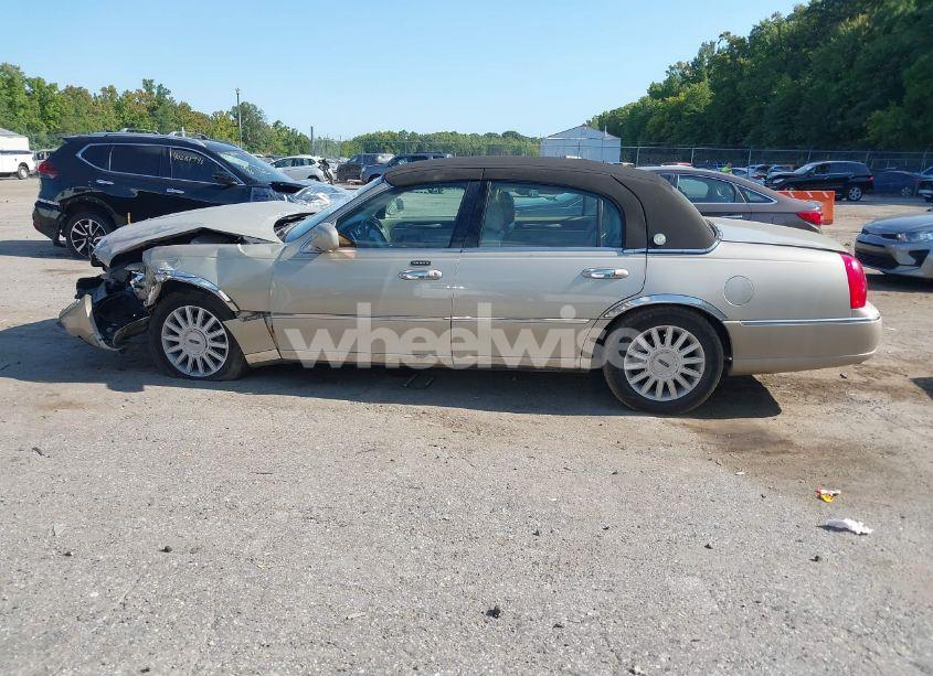 Photo 14 of 2005 Lincoln Town CAR SIGNATURE (VIN 1LNHM81W25Y646363)