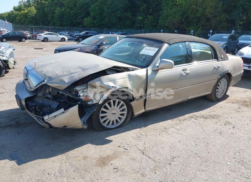 Photo 2 of 2005 Lincoln Town CAR SIGNATURE (VIN 1LNHM81W25Y646363)