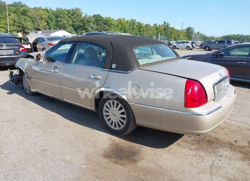 Photo 3 of 2005 Lincoln Town CAR SIGNATURE (VIN 1LNHM81W25Y646363)