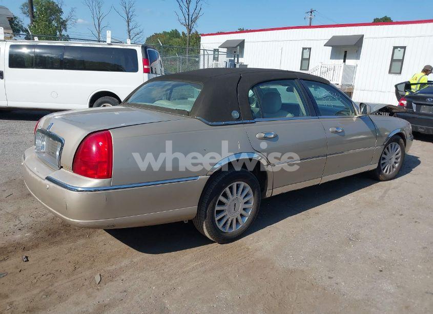 Photo 4 of 2005 Lincoln Town CAR SIGNATURE (VIN 1LNHM81W25Y646363)