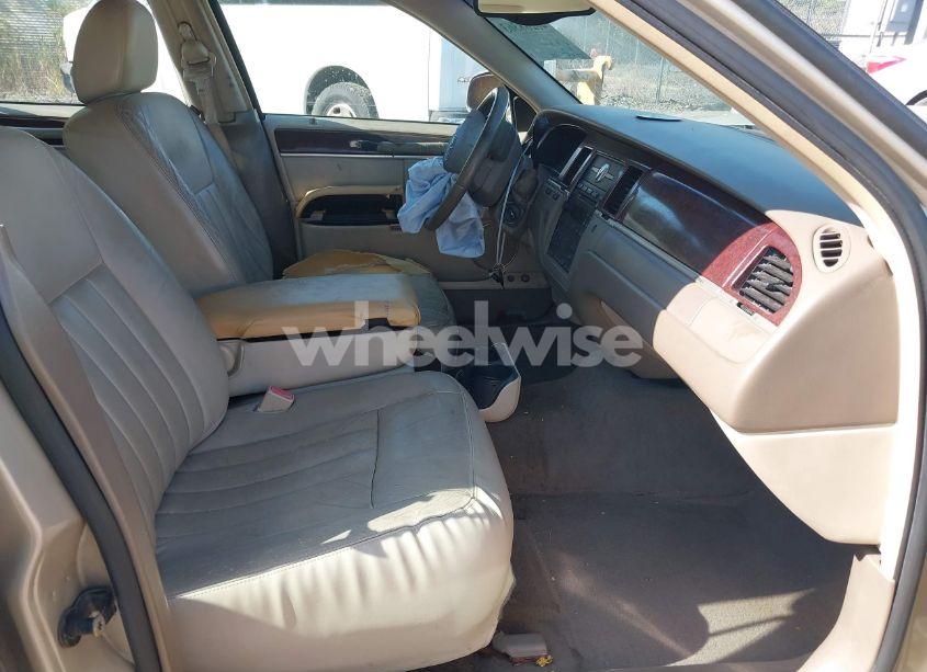 Photo 5 of 2005 Lincoln Town CAR SIGNATURE (VIN 1LNHM81W25Y646363)