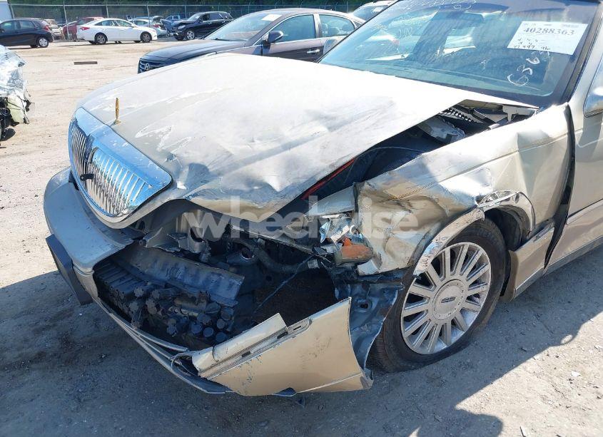 Photo 6 of 2005 Lincoln Town CAR SIGNATURE (VIN 1LNHM81W25Y646363)