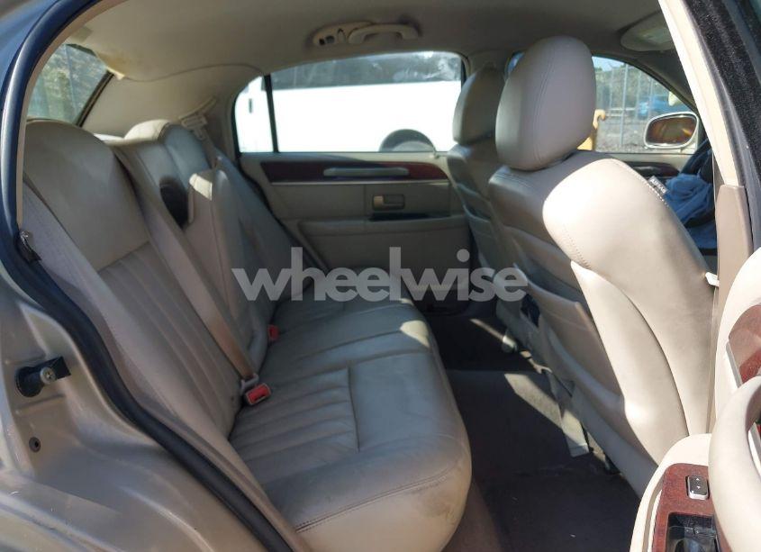 Photo 8 of 2005 Lincoln Town CAR SIGNATURE (VIN 1LNHM81W25Y646363)