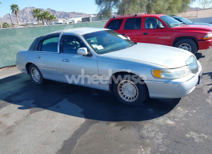 2000 Lincoln Town CAR EXECUTIVE (VIN 1LNHM81W2YY791603) main photo