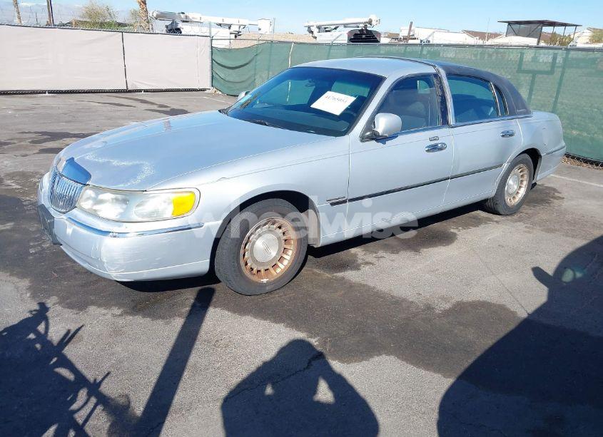 Photo 2 of 2000 Lincoln Town CAR EXECUTIVE (VIN 1LNHM81W2YY791603)