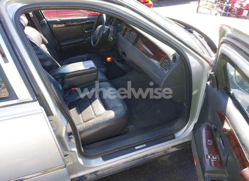 Photo 5 of 2000 Lincoln Town CAR EXECUTIVE (VIN 1LNHM81W2YY791603)