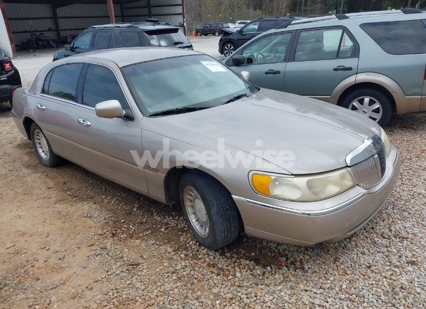 2001 Lincoln Town CAR EXECUTIVE (VIN 1LNHM81W31Y640551) main photo