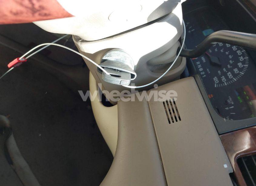 Photo 11 of 2001 Lincoln Town CAR EXECUTIVE (VIN 1LNHM81W31Y640551)