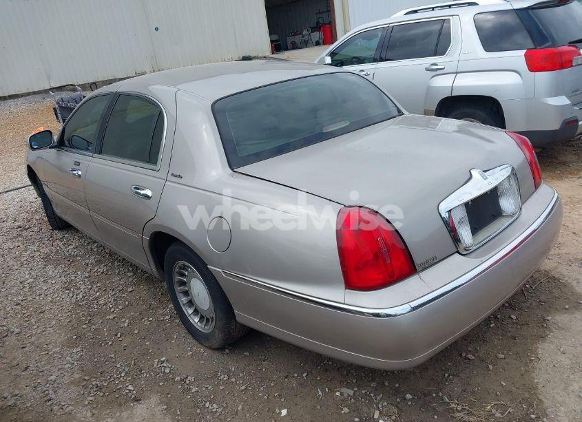 Photo 3 of 2001 Lincoln Town CAR EXECUTIVE (VIN 1LNHM81W31Y640551)