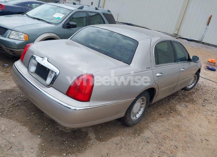 Photo 4 of 2001 Lincoln Town CAR EXECUTIVE (VIN 1LNHM81W31Y640551)