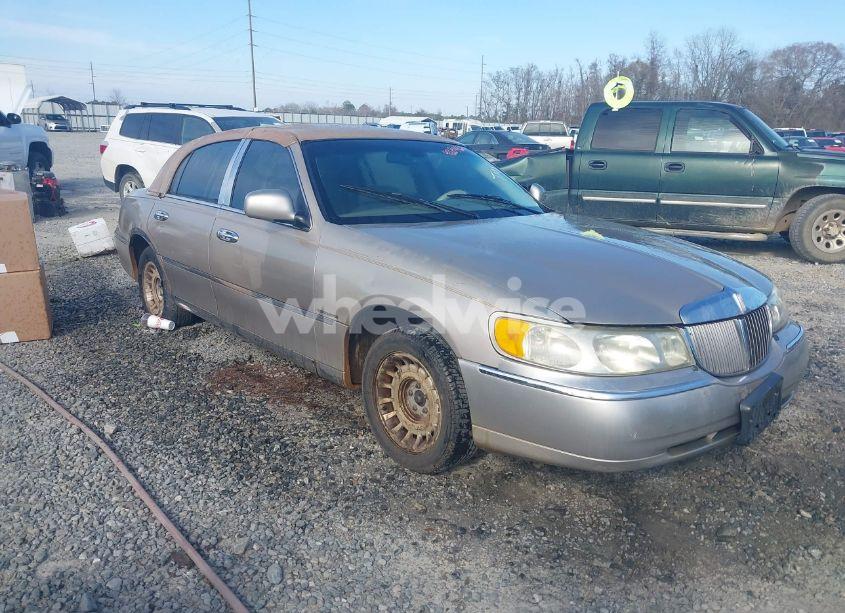 2001 Lincoln Town CAR EXECUTIVE (VIN 1LNHM81W31Y671993) main photo