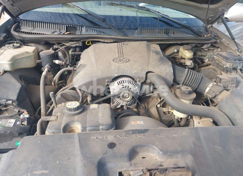 Photo 10 of 2001 Lincoln Town CAR EXECUTIVE (VIN 1LNHM81W31Y671993)