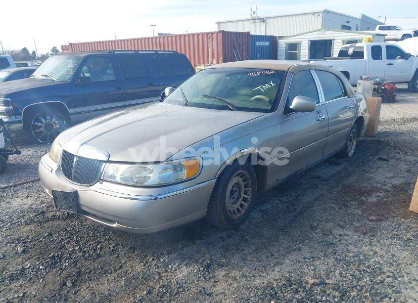 Photo 2 of 2001 Lincoln Town CAR EXECUTIVE (VIN 1LNHM81W31Y671993)