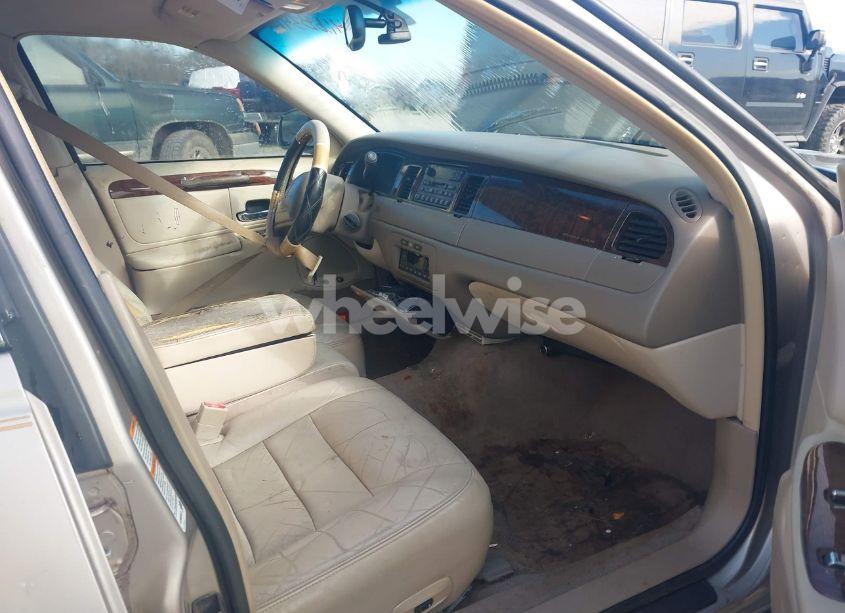 Photo 5 of 2001 Lincoln Town CAR EXECUTIVE (VIN 1LNHM81W31Y671993)