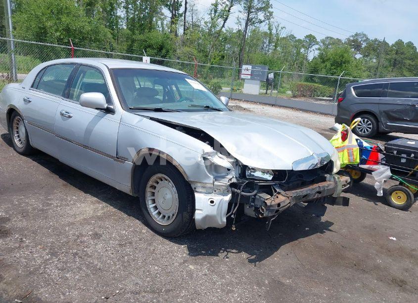 2002 Lincoln Town CAR EXECUTIVE (VIN 1LNHM81W32Y609706) main photo