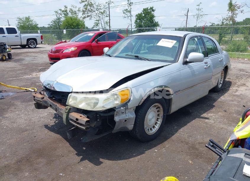 Photo 2 of 2002 Lincoln Town CAR EXECUTIVE (VIN 1LNHM81W32Y609706)