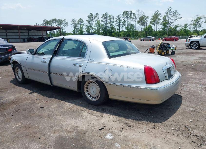Photo 3 of 2002 Lincoln Town CAR EXECUTIVE (VIN 1LNHM81W32Y609706)