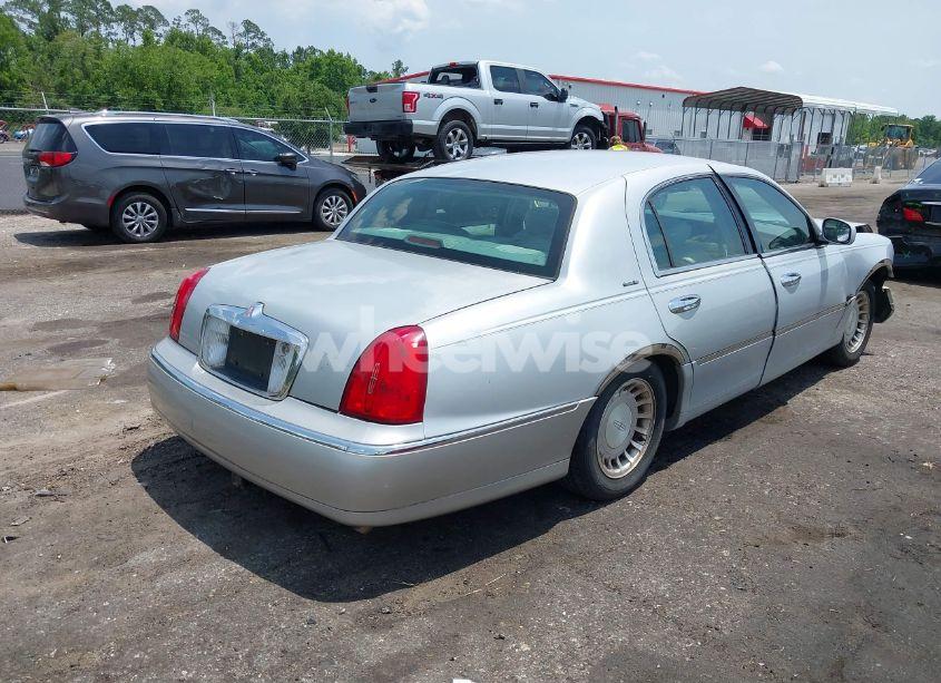 Photo 4 of 2002 Lincoln Town CAR EXECUTIVE (VIN 1LNHM81W32Y609706)