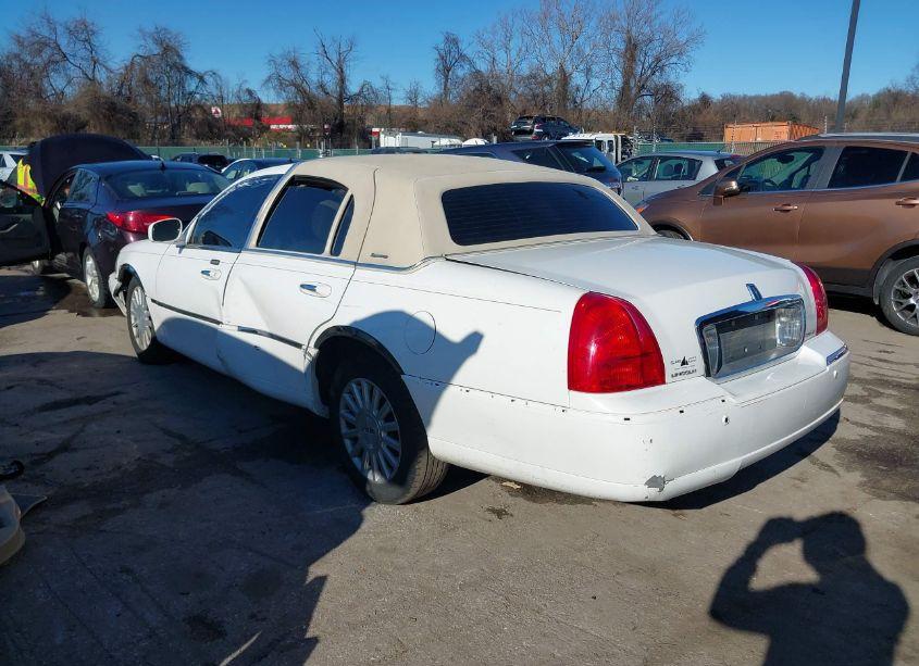 Photo 3 of 2004 Lincoln Town CAR SIGNATURE (VIN 1LNHM81W34Y641090)