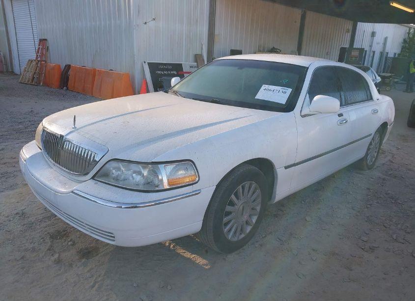 Photo 2 of 2004 Lincoln Town CAR SIGNATURE (VIN 1LNHM81W34Y656124)