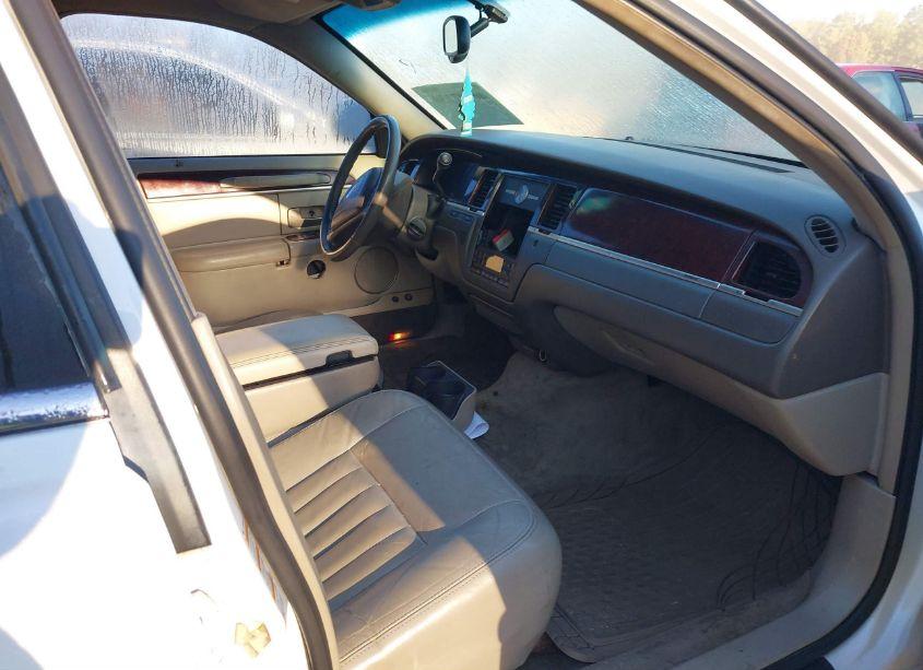 Photo 5 of 2004 Lincoln Town CAR SIGNATURE (VIN 1LNHM81W34Y656124)