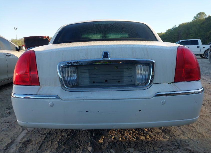 Photo 6 of 2004 Lincoln Town CAR SIGNATURE (VIN 1LNHM81W34Y656124)