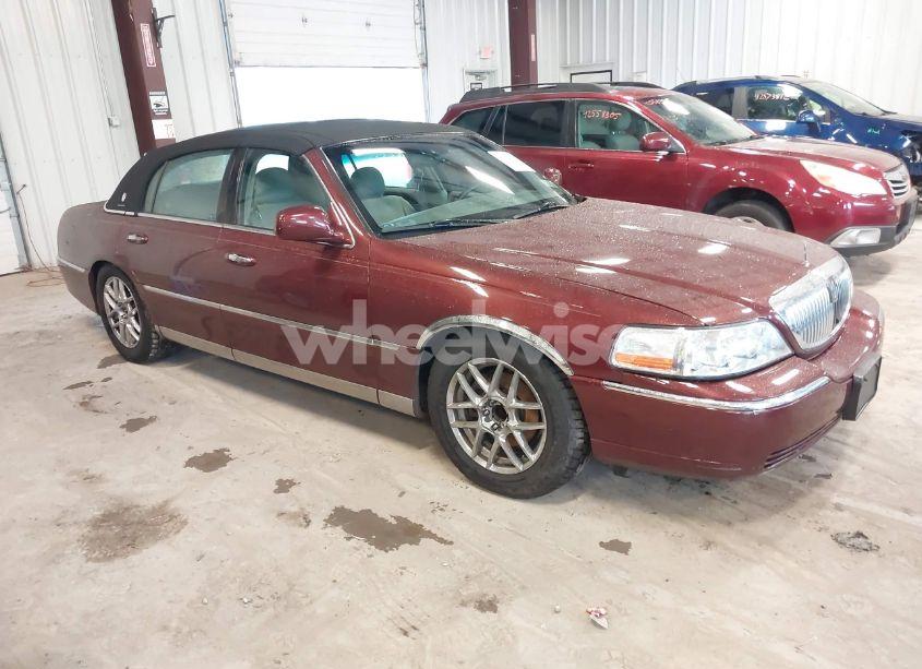 2004 Lincoln Town CAR SIGNATURE (VIN 1LNHM81W34Y680083) main photo