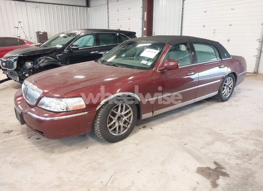 Photo 2 of 2004 Lincoln Town CAR SIGNATURE (VIN 1LNHM81W34Y680083)