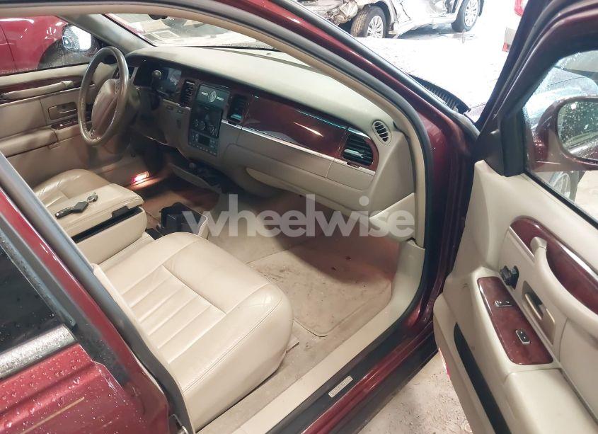 Photo 5 of 2004 Lincoln Town CAR SIGNATURE (VIN 1LNHM81W34Y680083)
