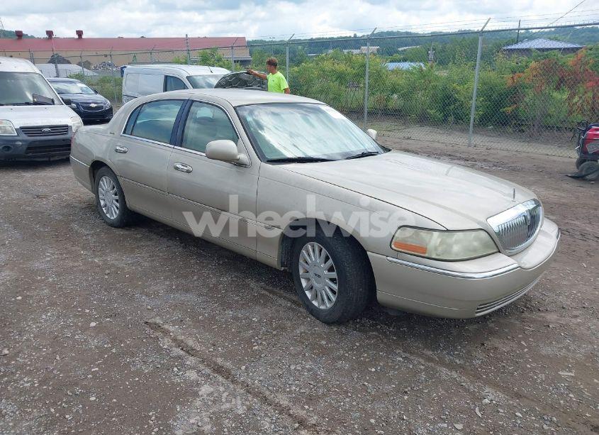 2005 Lincoln Town CAR SIGNATURE (VIN 1LNHM81W35Y614828) main photo
