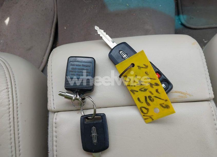 Photo 11 of 2005 Lincoln Town CAR SIGNATURE (VIN 1LNHM81W35Y614828)