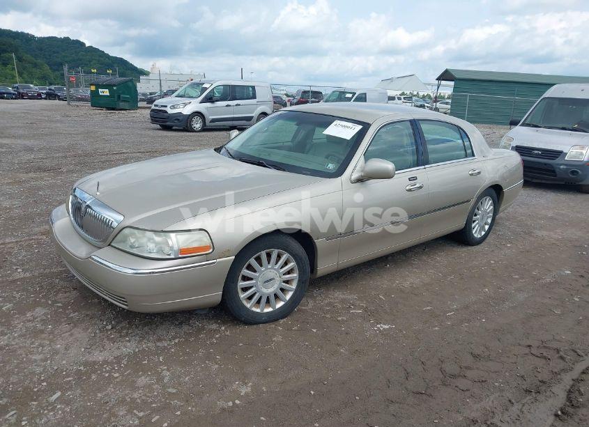 Photo 2 of 2005 Lincoln Town CAR SIGNATURE (VIN 1LNHM81W35Y614828)