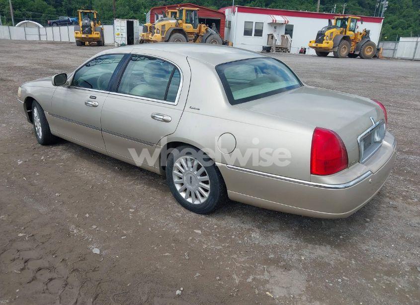 Photo 3 of 2005 Lincoln Town CAR SIGNATURE (VIN 1LNHM81W35Y614828)