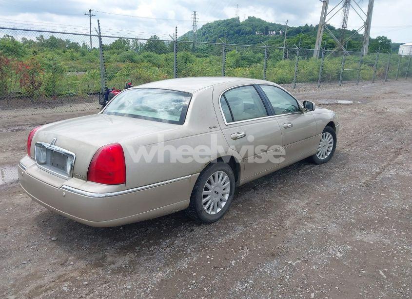 Photo 4 of 2005 Lincoln Town CAR SIGNATURE (VIN 1LNHM81W35Y614828)
