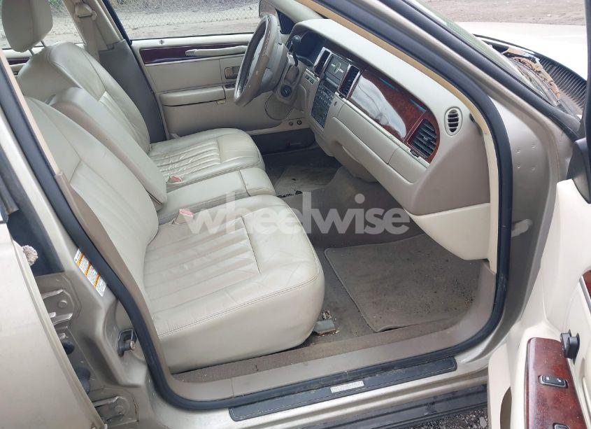 Photo 5 of 2005 Lincoln Town CAR SIGNATURE (VIN 1LNHM81W35Y614828)
