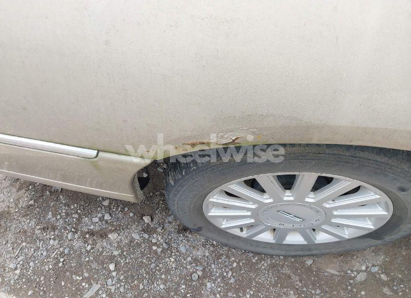 Photo 6 of 2005 Lincoln Town CAR SIGNATURE (VIN 1LNHM81W35Y614828)