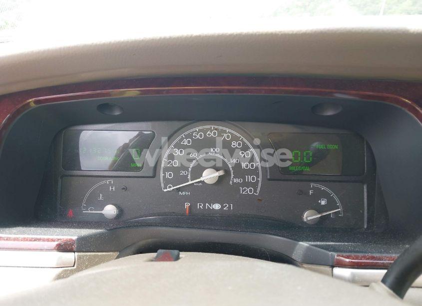 Photo 7 of 2005 Lincoln Town CAR SIGNATURE (VIN 1LNHM81W35Y614828)